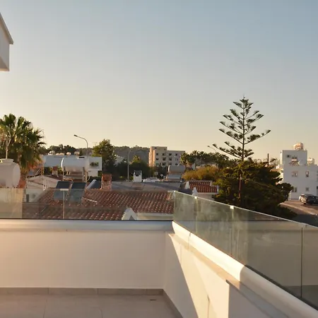 Bay Apartment *
